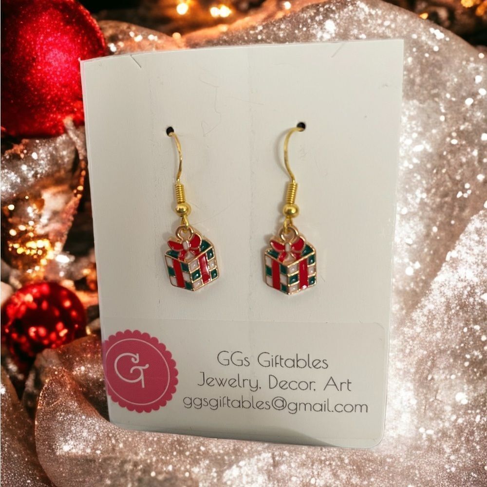 CHRISTMAS GIFT BOX GOLDTONE PIERCED EARRINGS‎